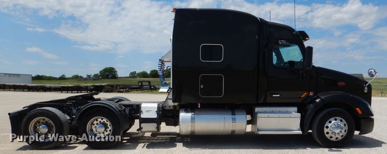 image for item DM0089 2015 Peterbilt 579  semi truck