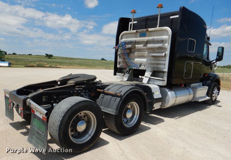 image for item DM0089 2015 Peterbilt 579  semi truck