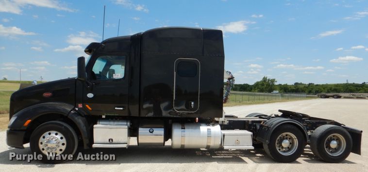 image for item DM0089 2015 Peterbilt 579  semi truck