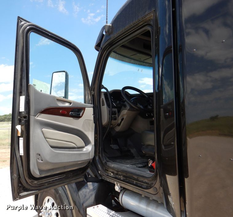 image for item DM0089 2015 Peterbilt 579  semi truck