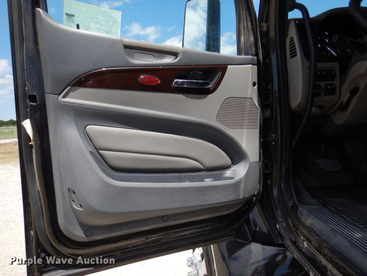 image for item DM0089 2015 Peterbilt 579  semi truck