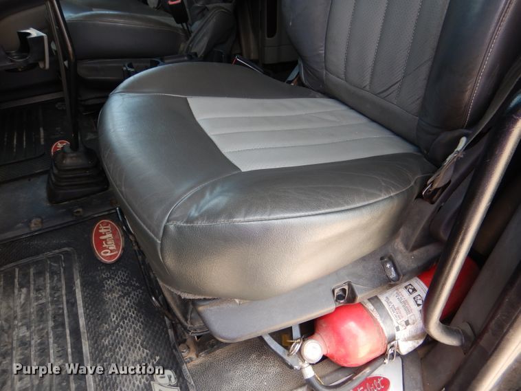 image for item DM0089 2015 Peterbilt 579  semi truck