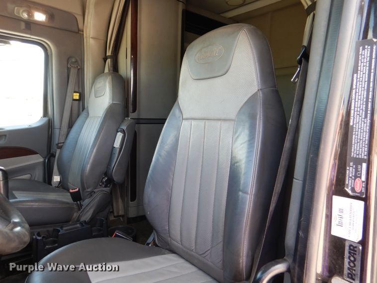 image for item DM0089 2015 Peterbilt 579  semi truck