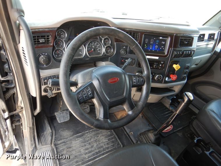 image for item DM0089 2015 Peterbilt 579  semi truck