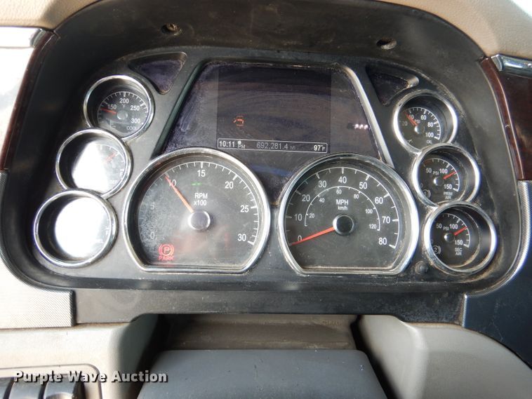 image for item DM0089 2015 Peterbilt 579  semi truck