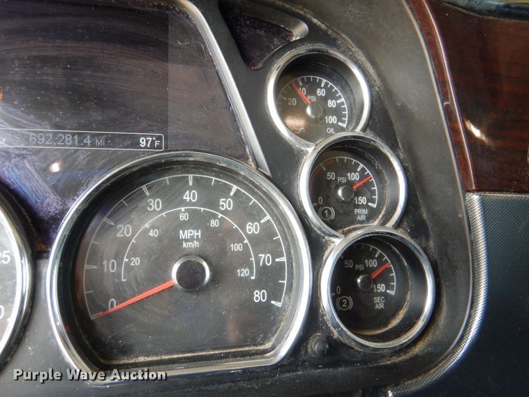 image for item DM0089 2015 Peterbilt 579  semi truck