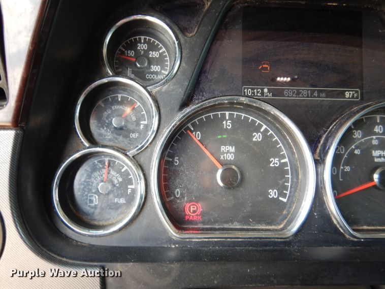 image for item DM0089 2015 Peterbilt 579  semi truck