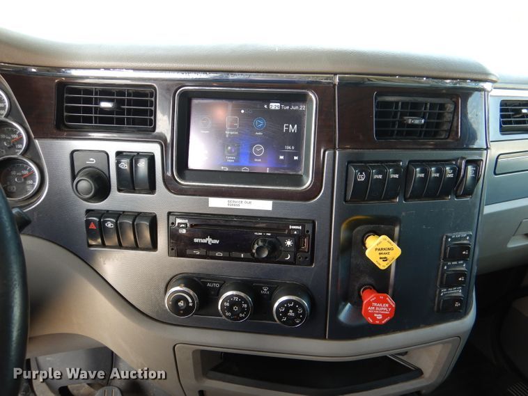 image for item DM0089 2015 Peterbilt 579  semi truck