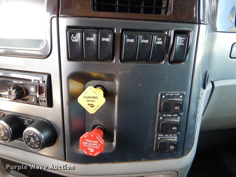 image for item DM0089 2015 Peterbilt 579  semi truck