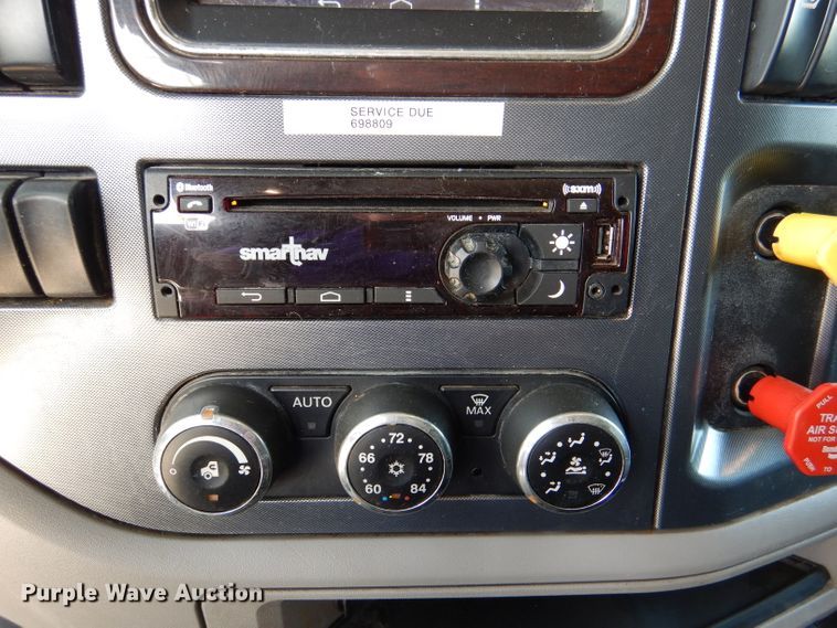 image for item DM0089 2015 Peterbilt 579  semi truck