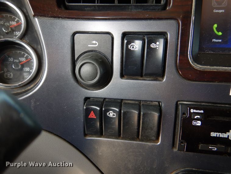 image for item DM0089 2015 Peterbilt 579  semi truck