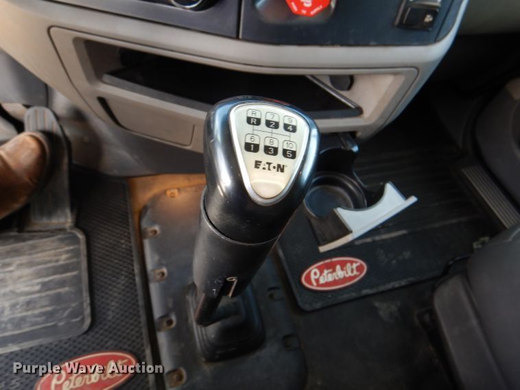 image for item DM0089 2015 Peterbilt 579  semi truck