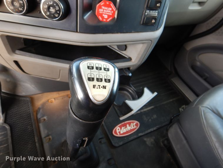 image for item DM0089 2015 Peterbilt 579  semi truck