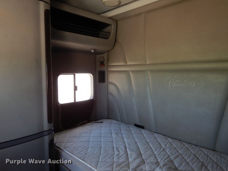 image for item DM0089 2015 Peterbilt 579  semi truck