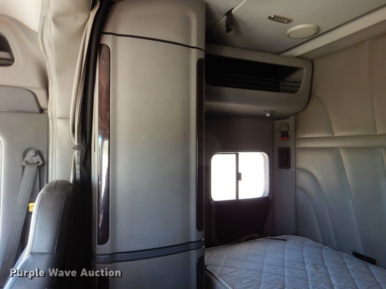 image for item DM0089 2015 Peterbilt 579  semi truck