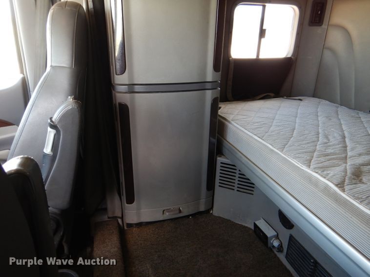 image for item DM0089 2015 Peterbilt 579  semi truck