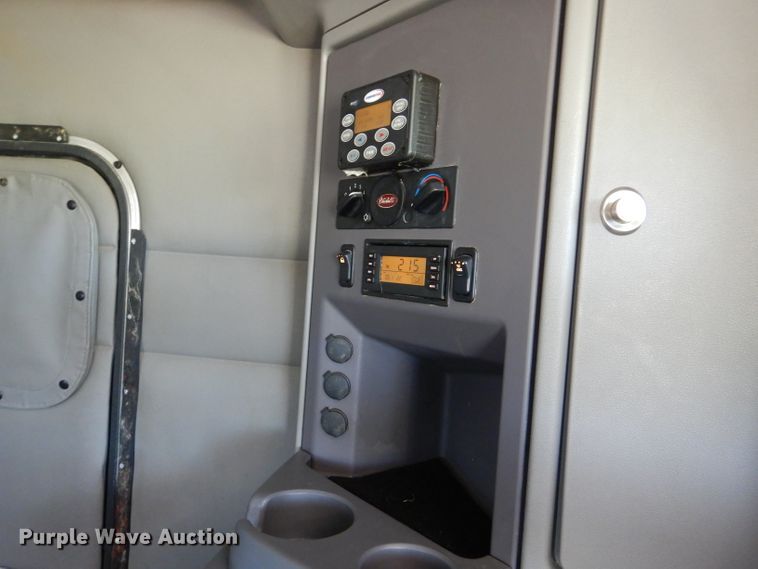 image for item DM0089 2015 Peterbilt 579  semi truck