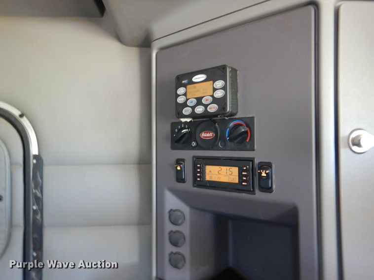 image for item DM0089 2015 Peterbilt 579  semi truck