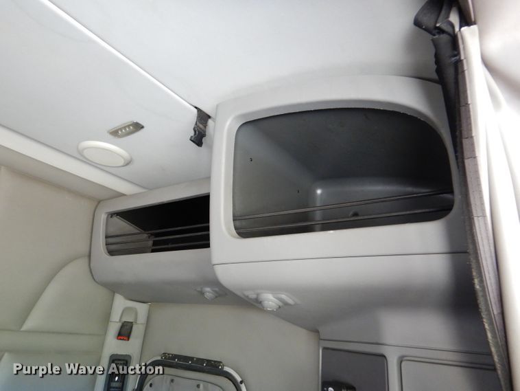 image for item DM0089 2015 Peterbilt 579  semi truck