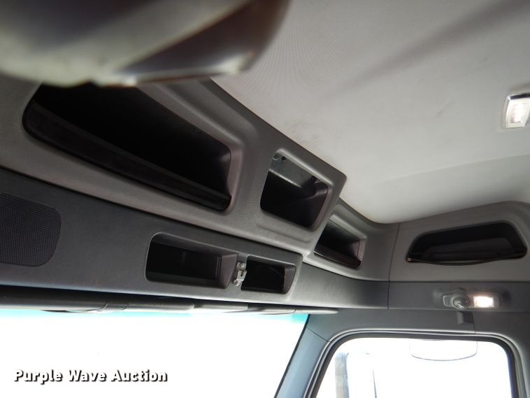 image for item DM0089 2015 Peterbilt 579  semi truck