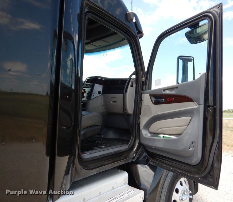 image for item DM0089 2015 Peterbilt 579  semi truck