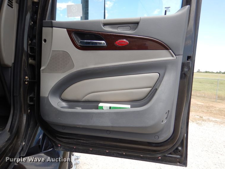 image for item DM0089 2015 Peterbilt 579  semi truck