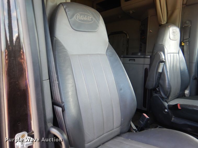 image for item DM0089 2015 Peterbilt 579  semi truck
