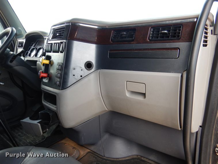 image for item DM0089 2015 Peterbilt 579  semi truck