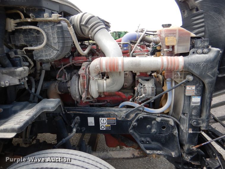 image for item DM0089 2015 Peterbilt 579  semi truck