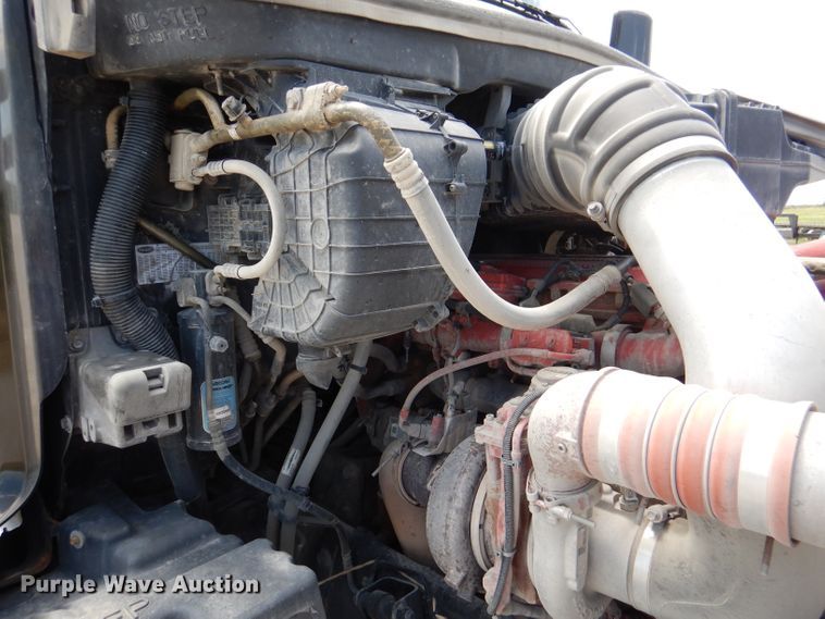 image for item DM0089 2015 Peterbilt 579  semi truck