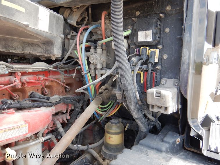 image for item DM0089 2015 Peterbilt 579  semi truck