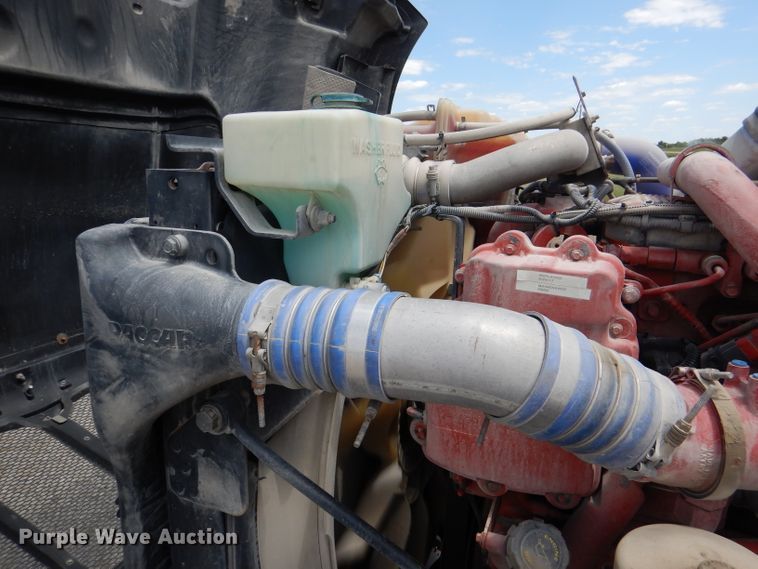 image for item DM0089 2015 Peterbilt 579  semi truck