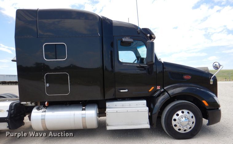 image for item DM0089 2015 Peterbilt 579  semi truck