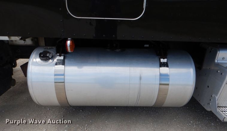 image for item DM0089 2015 Peterbilt 579  semi truck