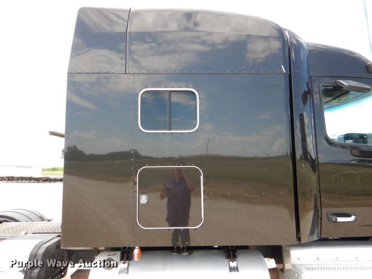 image for item DM0089 2015 Peterbilt 579  semi truck