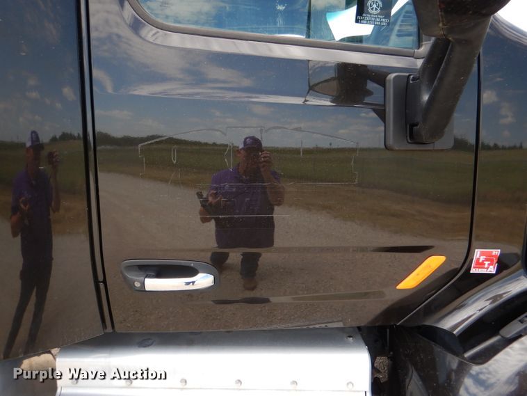 image for item DM0089 2015 Peterbilt 579  semi truck