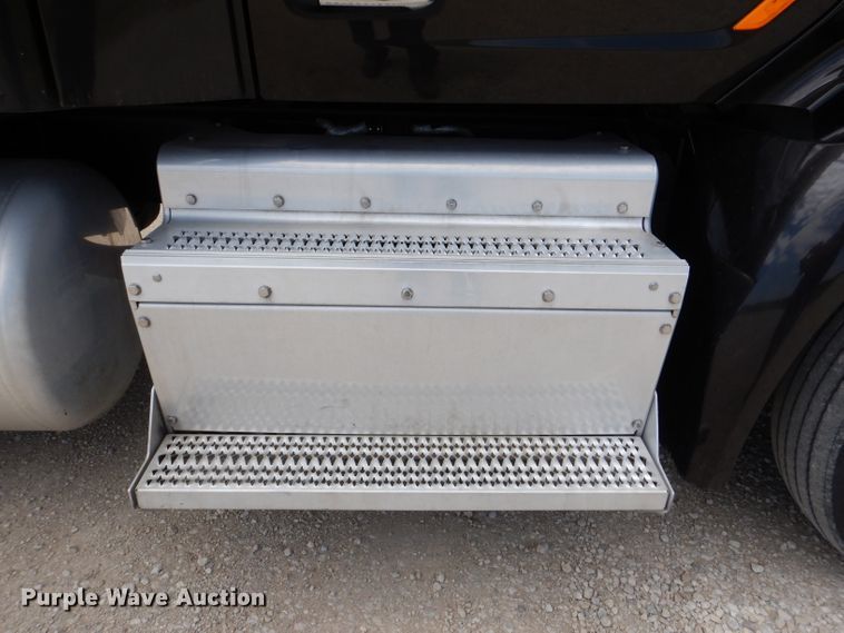 image for item DM0089 2015 Peterbilt 579  semi truck