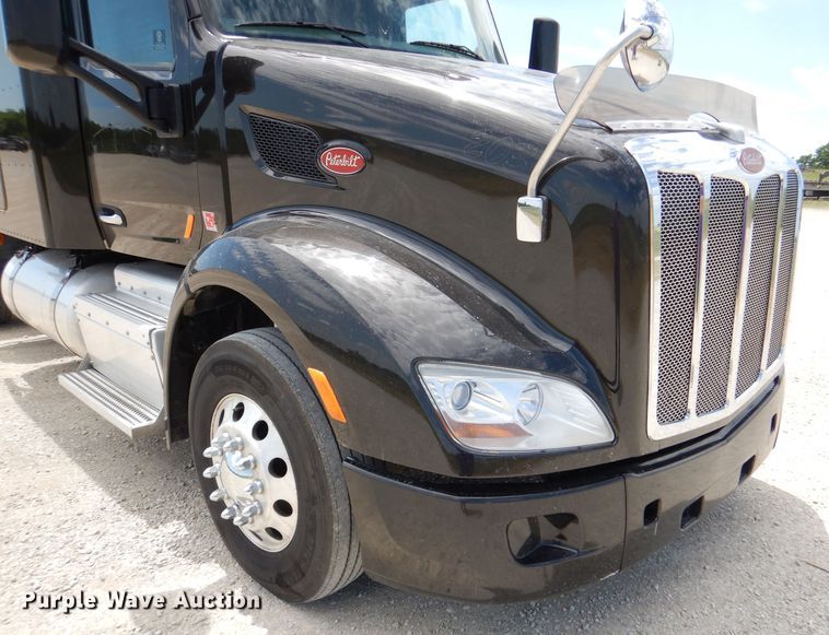 image for item DM0089 2015 Peterbilt 579  semi truck