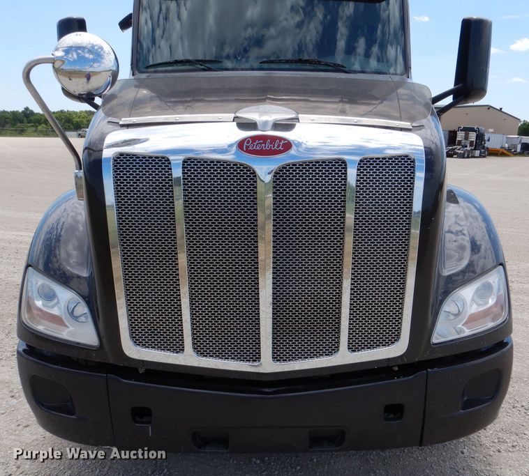 image for item DM0089 2015 Peterbilt 579  semi truck