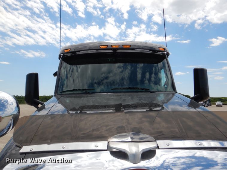 image for item DM0089 2015 Peterbilt 579  semi truck