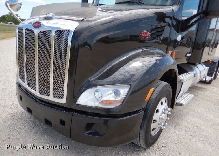 image for item DM0089 2015 Peterbilt 579  semi truck