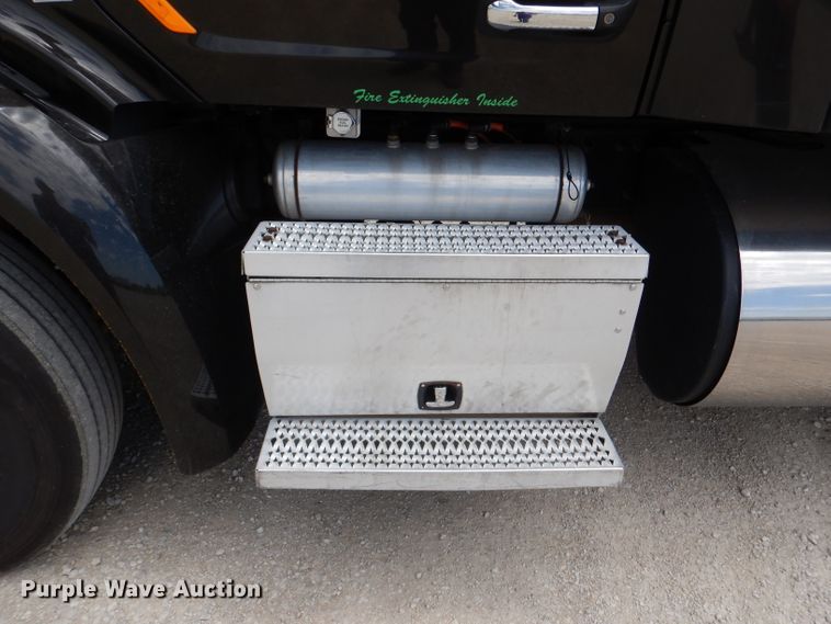 image for item DM0089 2015 Peterbilt 579  semi truck