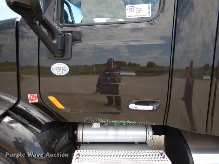 image for item DM0089 2015 Peterbilt 579  semi truck