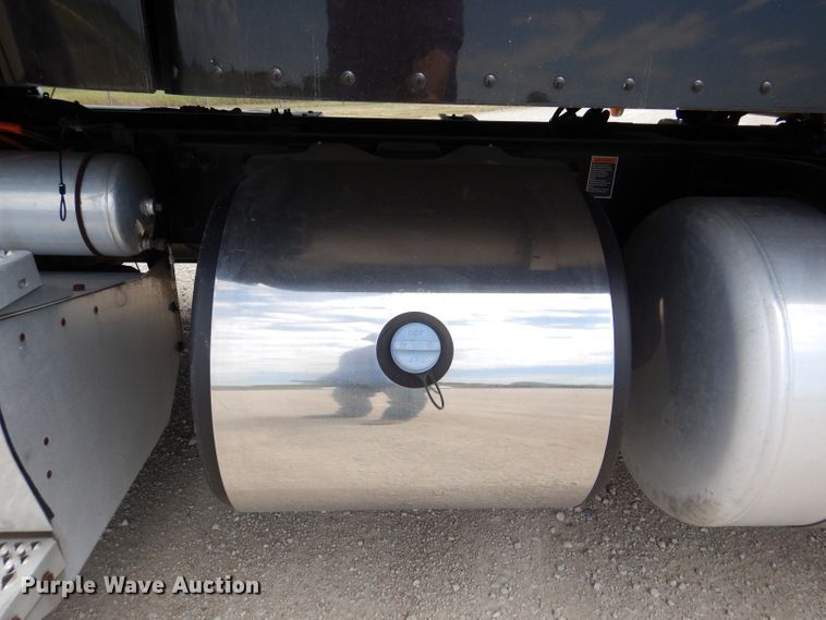 image for item DM0089 2015 Peterbilt 579  semi truck