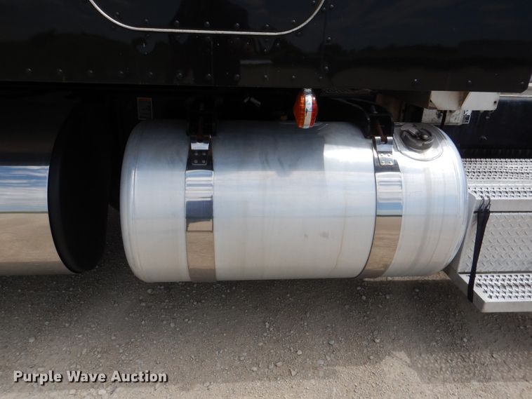 image for item DM0089 2015 Peterbilt 579  semi truck