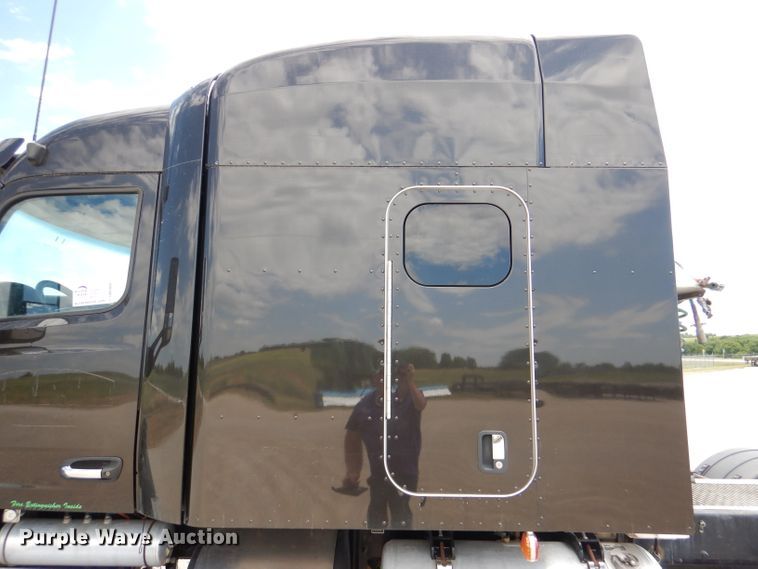 image for item DM0089 2015 Peterbilt 579  semi truck