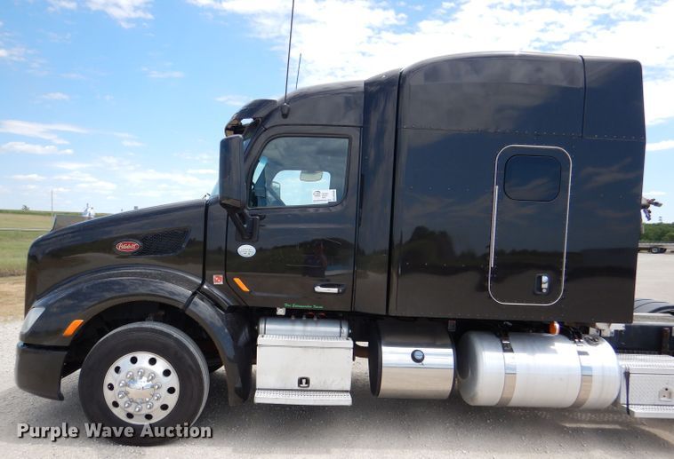 image for item DM0089 2015 Peterbilt 579  semi truck
