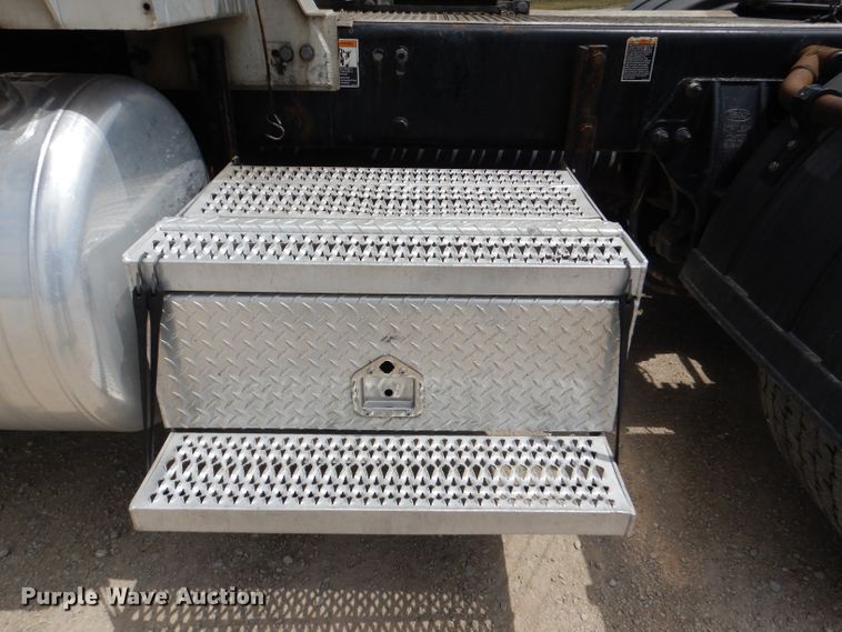 image for item DM0089 2015 Peterbilt 579  semi truck