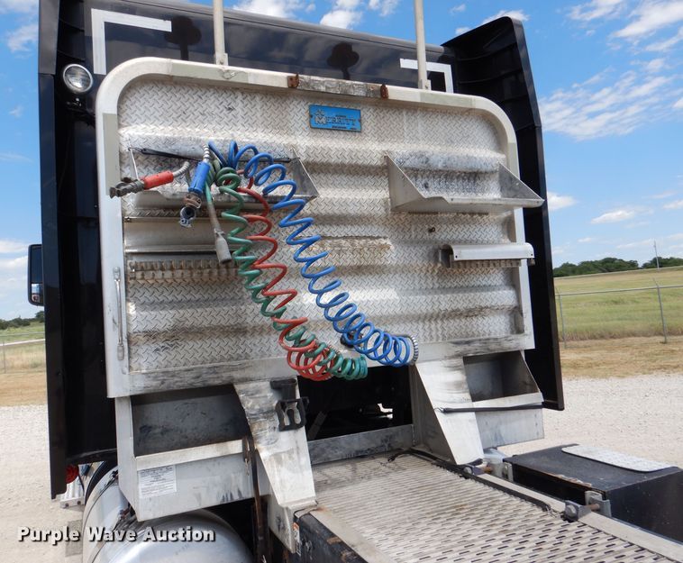 image for item DM0089 2015 Peterbilt 579  semi truck