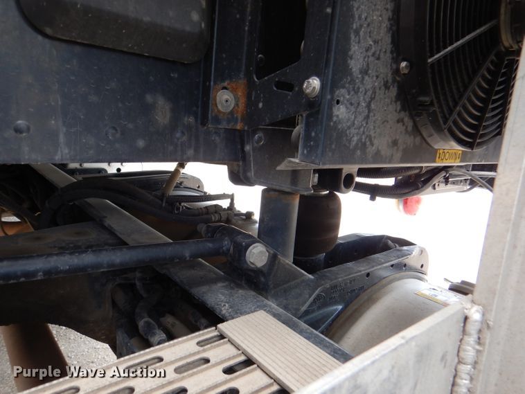 image for item DM0089 2015 Peterbilt 579  semi truck